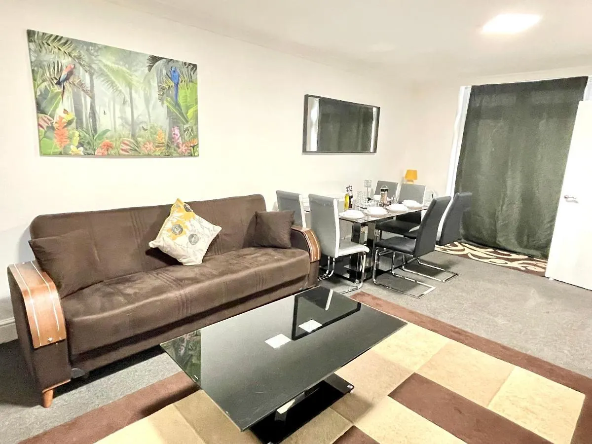 Holiday home 4 Bedrooms House, 3 Bathrooms , Separate Reception, Full Kitchen, Garden, Parking London United Kingdom