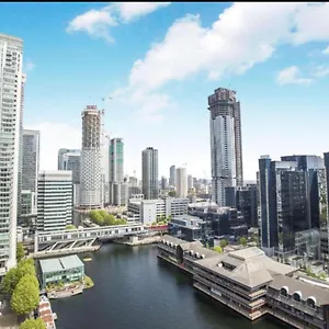 Luxury 1 Bedroom Minutes Walk From Canary Wharf Apartment London