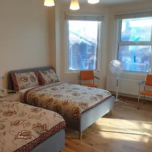 Luxury Spacious 2 Bedroom 4 Mins From Ilford Stn. Free Parking London