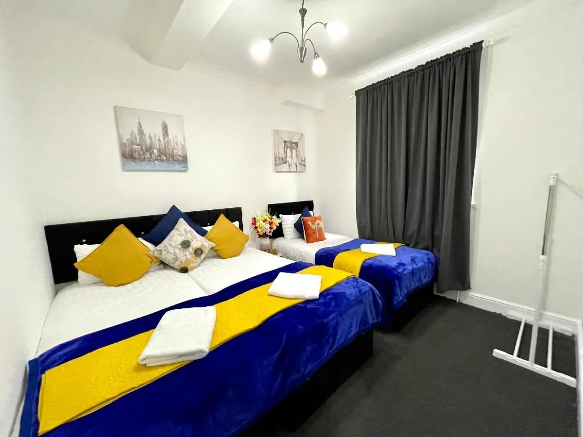 4 Bedrooms House, 3 Bathrooms , Separate Reception, Full Kitchen, Garden, Parking London 0*,