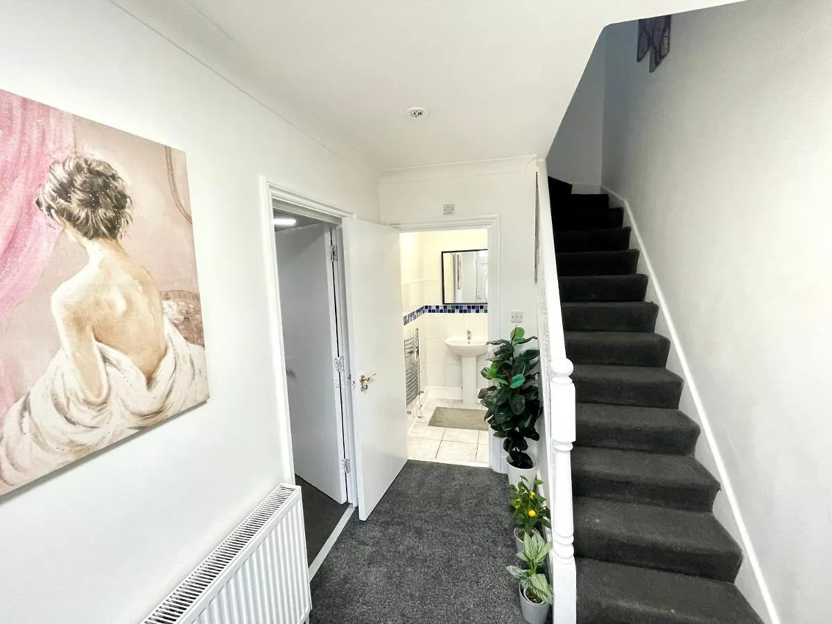 4 Bedrooms House, 3 Bathrooms , Separate Reception, Full Kitchen, Garden, Parking London Holiday home