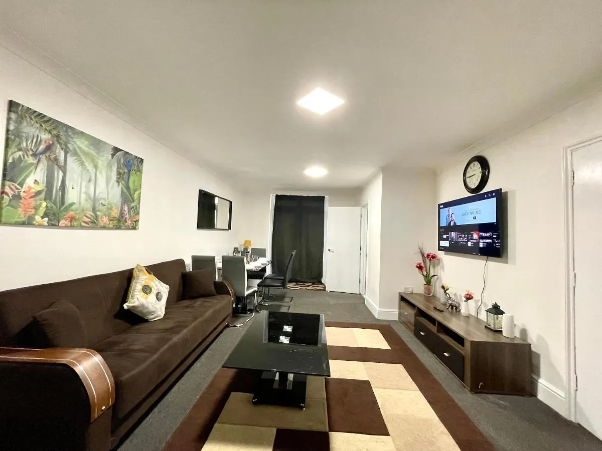 Holiday home 4 Bedrooms House, 3 Bathrooms , Separate Reception, Full Kitchen, Garden, Parking London United Kingdom