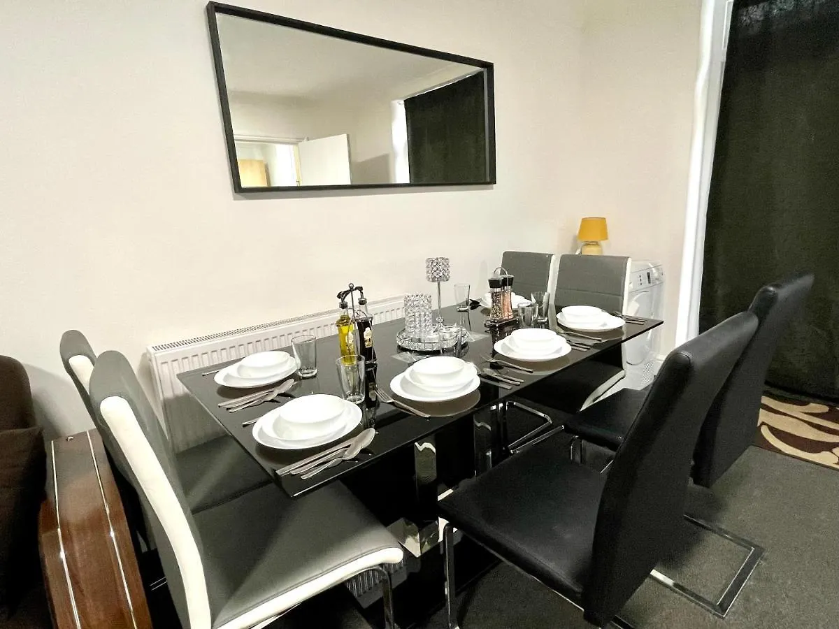 4 Bedrooms House, 3 Bathrooms , Separate Reception, Full Kitchen, Garden, Parking London