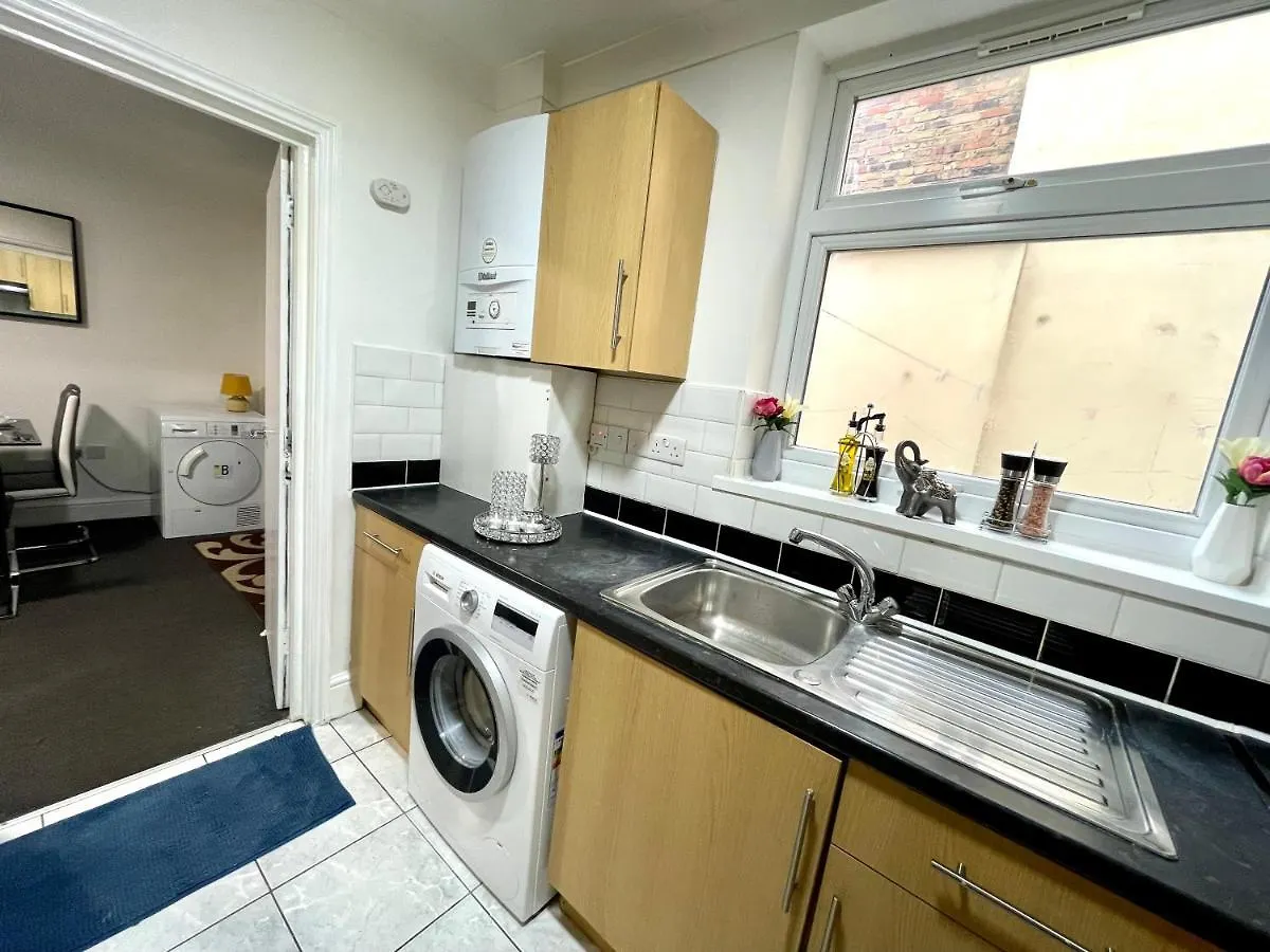 4 Bedrooms House, 3 Bathrooms , Separate Reception, Full Kitchen, Garden, Parking London United Kingdom