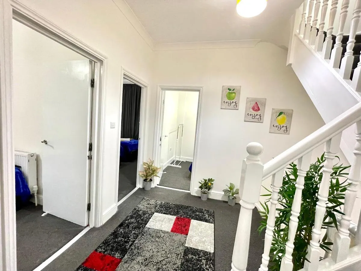 Holiday home 4 Bedrooms House, 3 Bathrooms , Separate Reception, Full Kitchen, Garden, Parking London