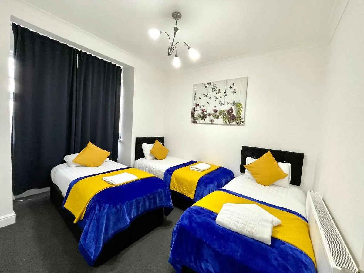 4 Bedrooms House, 3 Bathrooms , Separate Reception, Full Kitchen, Garden, Parking London Holiday home