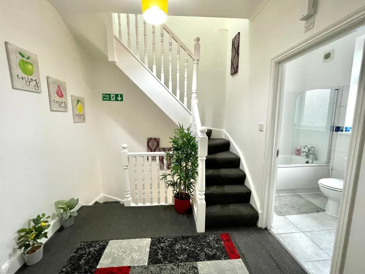 Holiday home 4 Bedrooms House, 3 Bathrooms , Separate Reception, Full Kitchen, Garden, Parking London United Kingdom