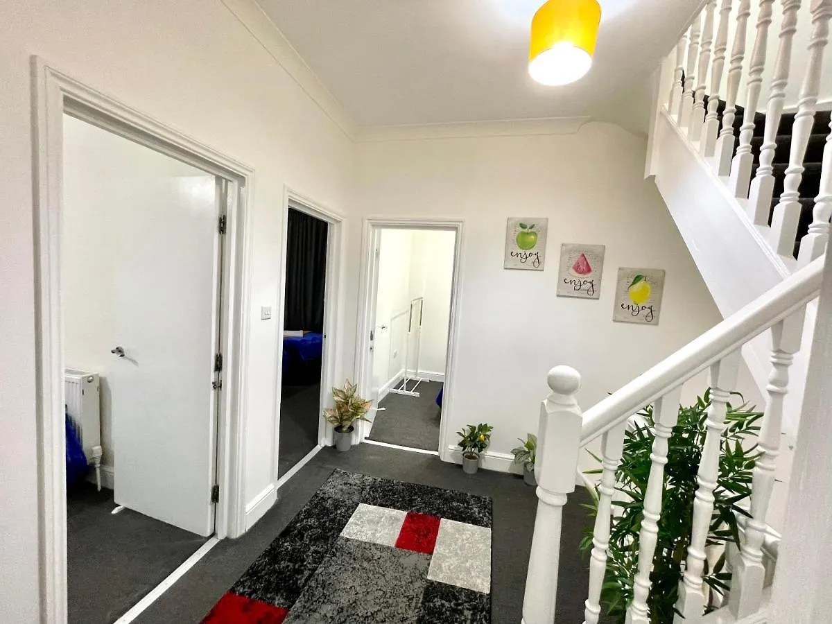 4 Bedrooms House, 3 Bathrooms , Separate Reception, Full Kitchen, Garden, Parking London Holiday home