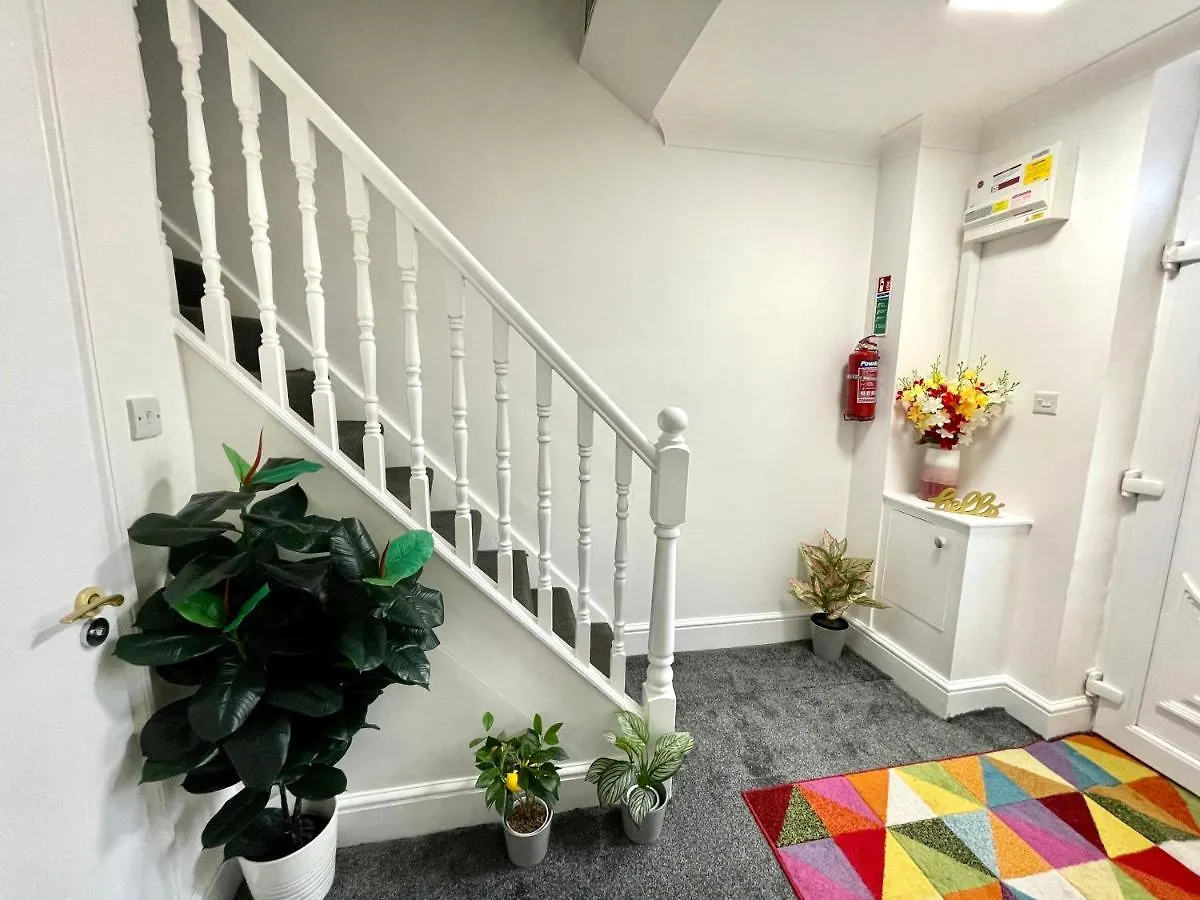 Holiday home 4 Bedrooms House, 3 Bathrooms , Separate Reception, Full Kitchen, Garden, Parking London