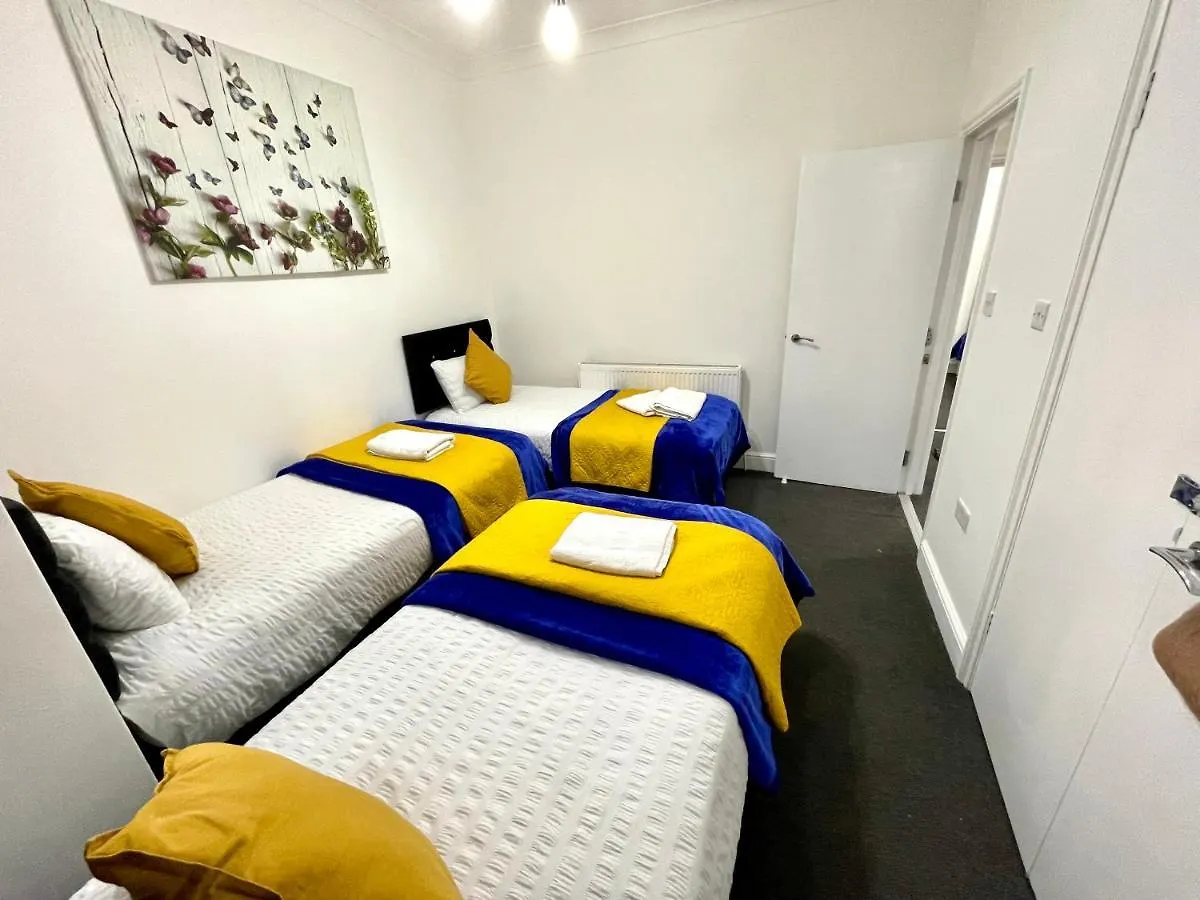4 Bedrooms House, 3 Bathrooms , Separate Reception, Full Kitchen, Garden, Parking London United Kingdom