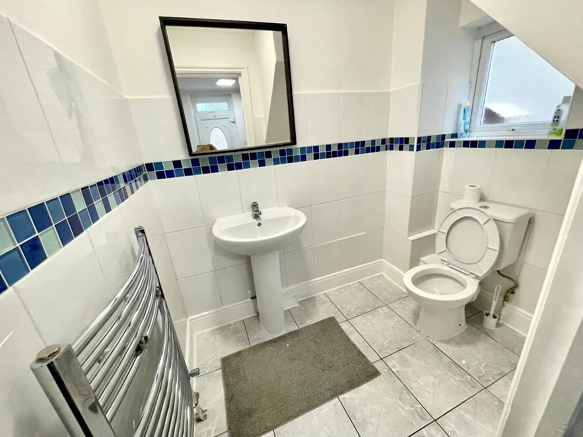 4 Bedrooms House, 3 Bathrooms , Separate Reception, Full Kitchen, Garden, Parking London 0*,
