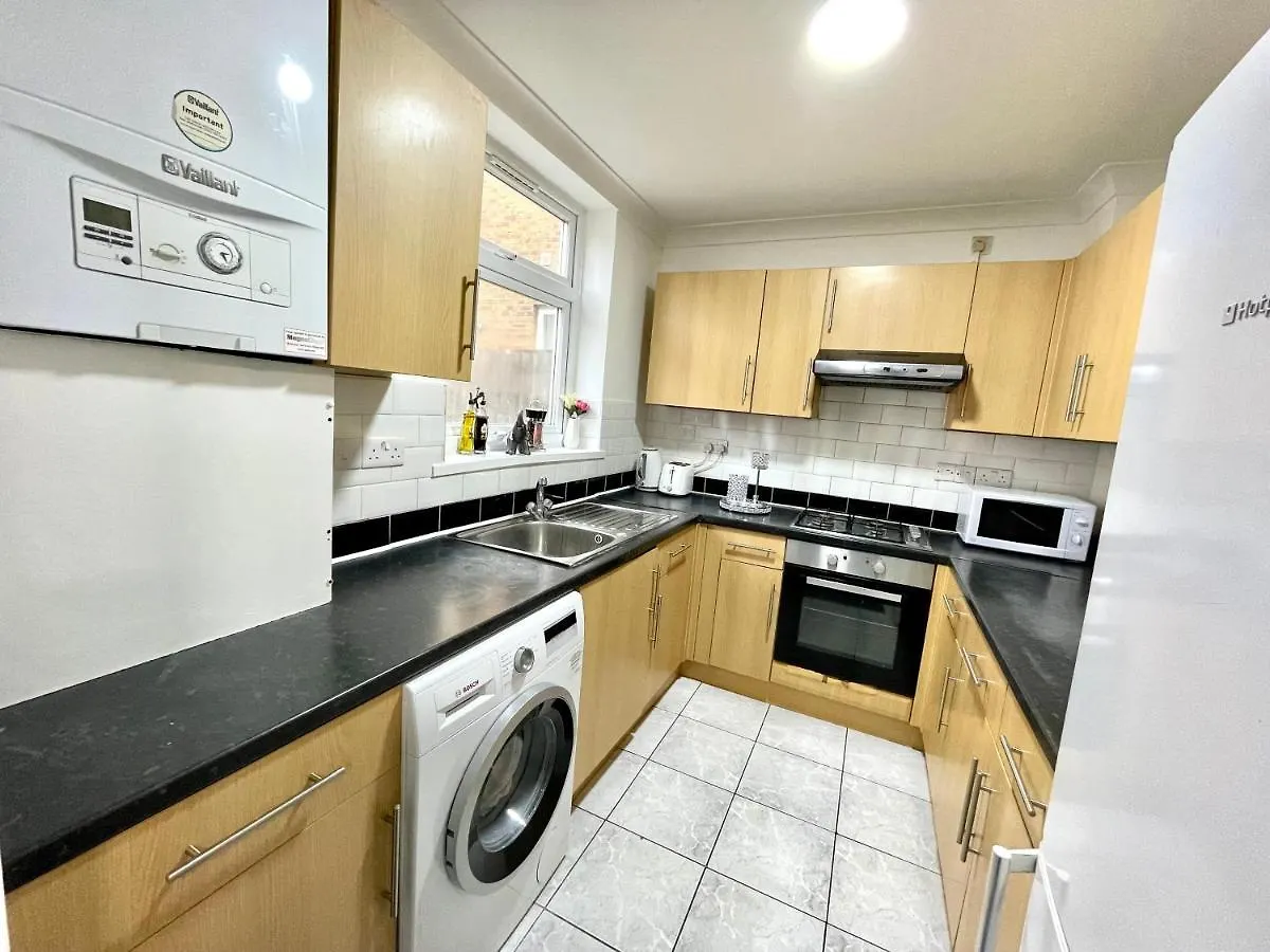 4 Bedrooms House, 3 Bathrooms , Separate Reception, Full Kitchen, Garden, Parking London