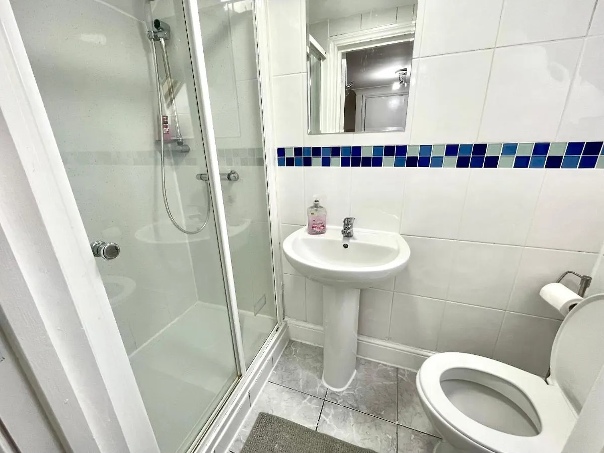 4 Bedrooms House, 3 Bathrooms , Separate Reception, Full Kitchen, Garden, Parking London Holiday home