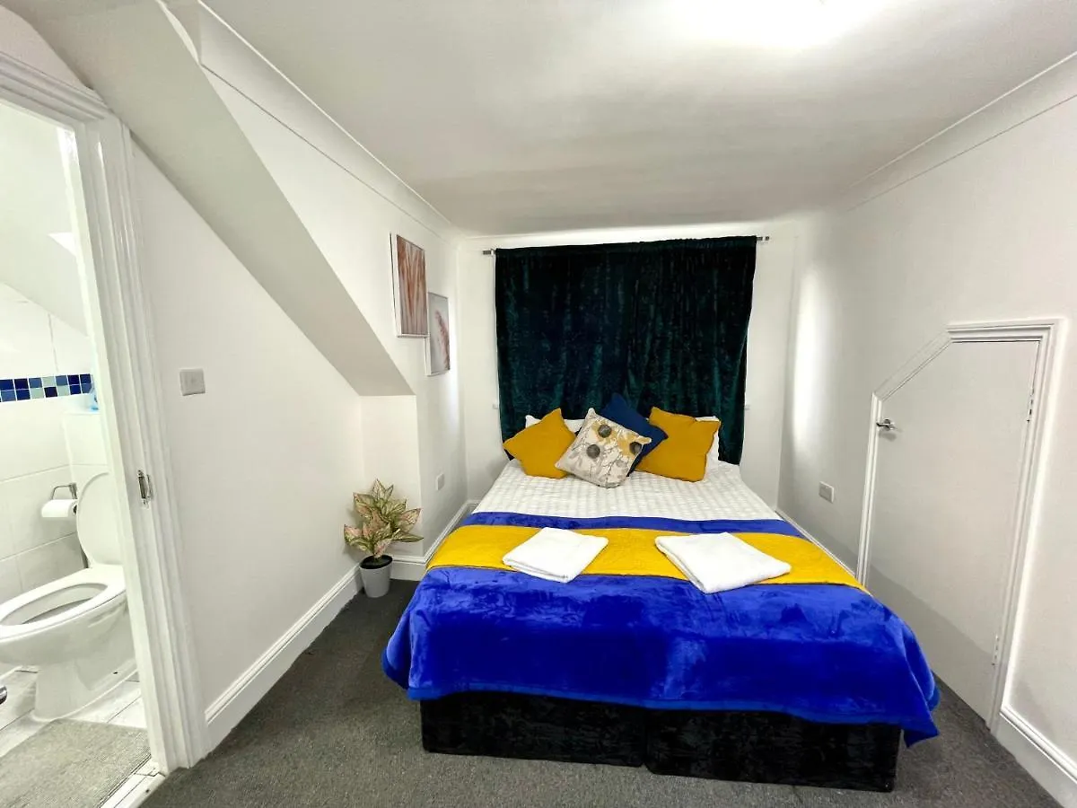 Holiday home 4 Bedrooms House, 3 Bathrooms , Separate Reception, Full Kitchen, Garden, Parking London