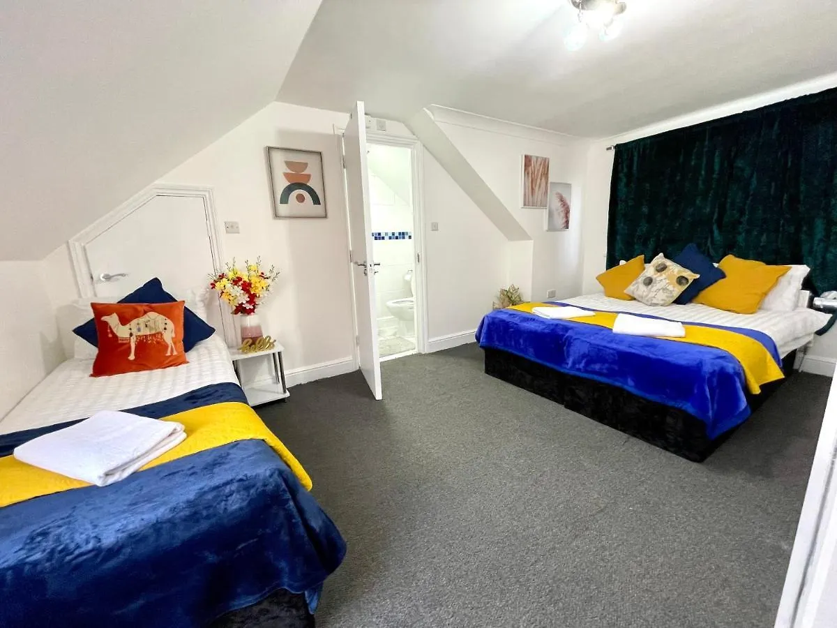 4 Bedrooms House, 3 Bathrooms , Separate Reception, Full Kitchen, Garden, Parking London Holiday home