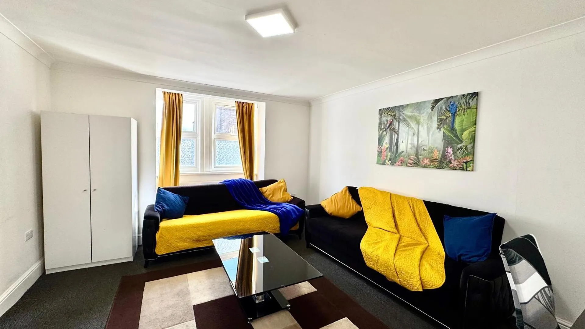 Holiday home 4 Bedrooms House, 3 Bathrooms , Separate Reception, Full Kitchen, Garden, Parking London