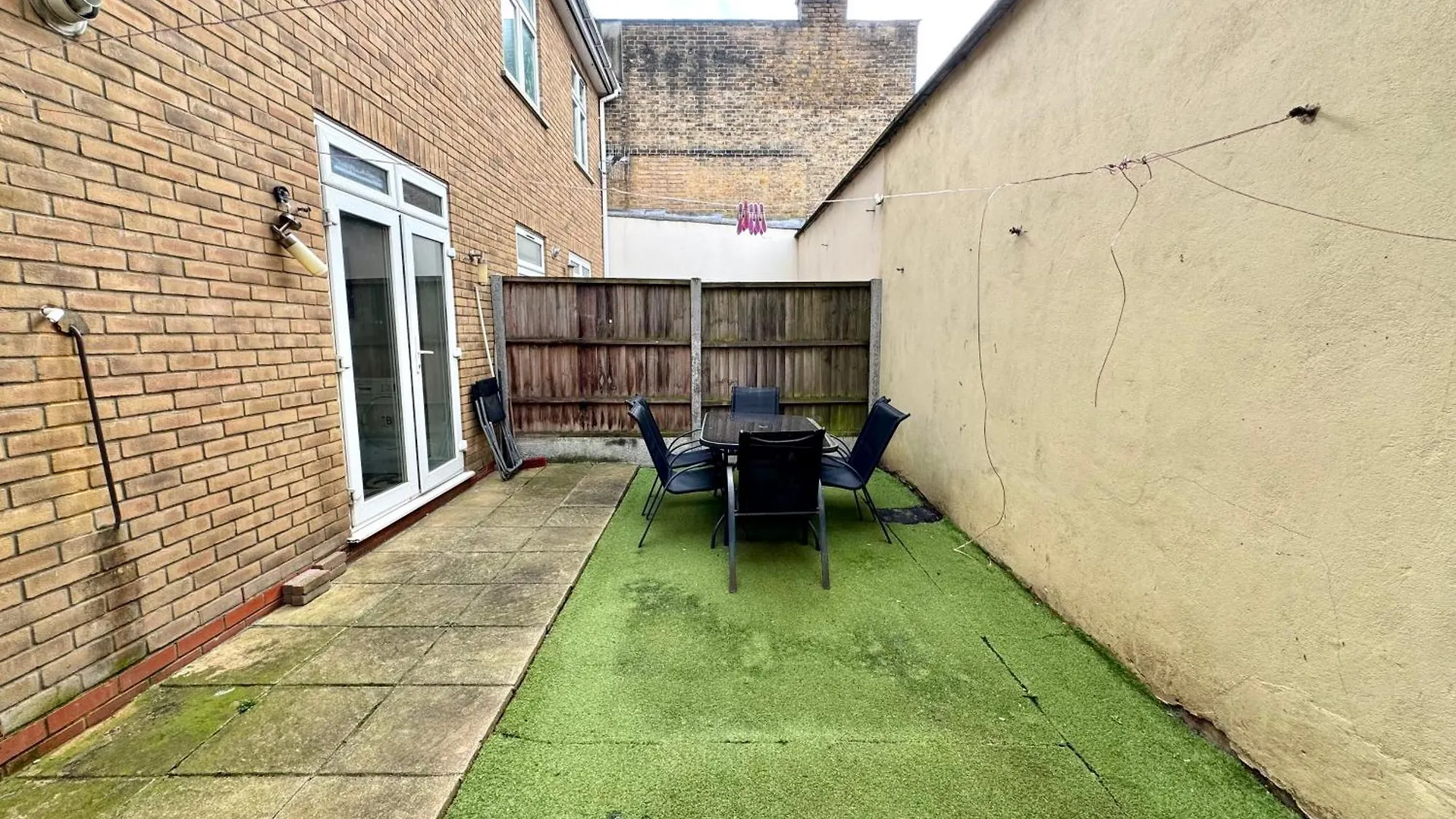 4 Bedrooms House, 3 Bathrooms , Separate Reception, Full Kitchen, Garden, Parking London 0*,  United Kingdom