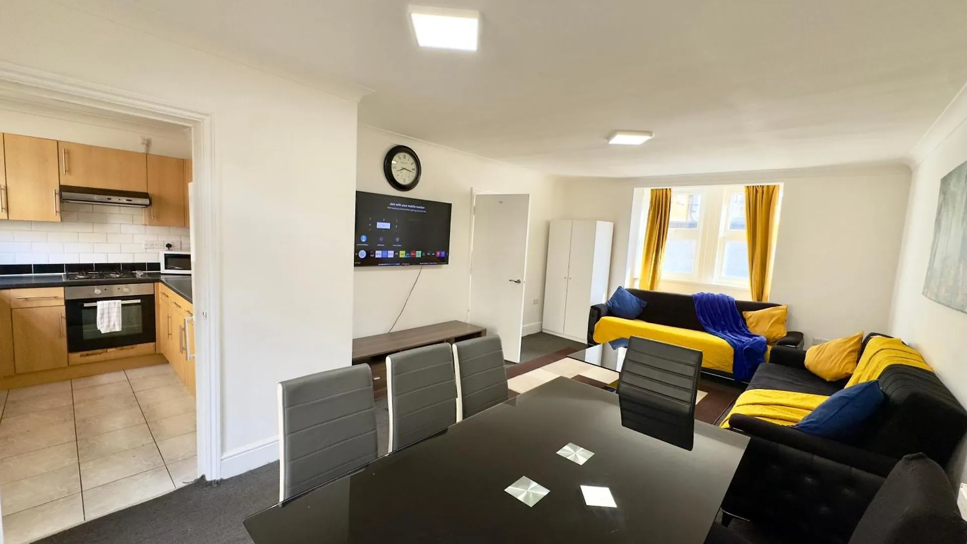 4 Bedrooms House, 3 Bathrooms , Separate Reception, Full Kitchen, Garden, Parking London Holiday home