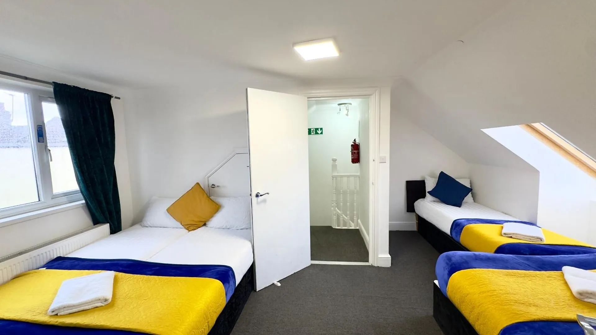 Holiday home 4 Bedrooms House, 3 Bathrooms , Separate Reception, Full Kitchen, Garden, Parking London United Kingdom