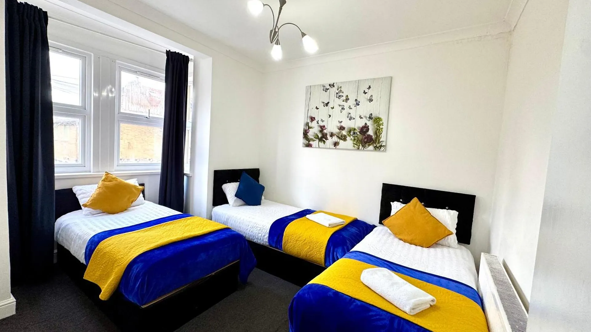 Holiday home 4 Bedrooms House, 3 Bathrooms , Separate Reception, Full Kitchen, Garden, Parking London