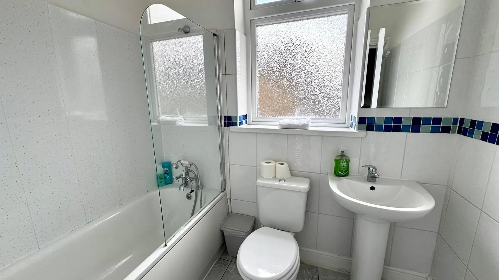 Holiday home 4 Bedrooms House, 3 Bathrooms , Separate Reception, Full Kitchen, Garden, Parking London