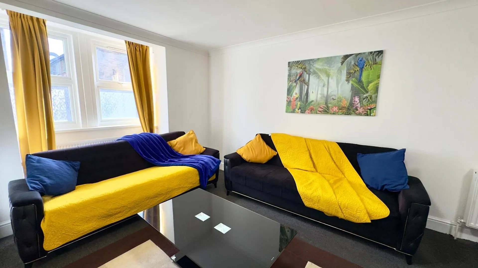 Holiday home 4 Bedrooms House, 3 Bathrooms , Separate Reception, Full Kitchen, Garden, Parking London