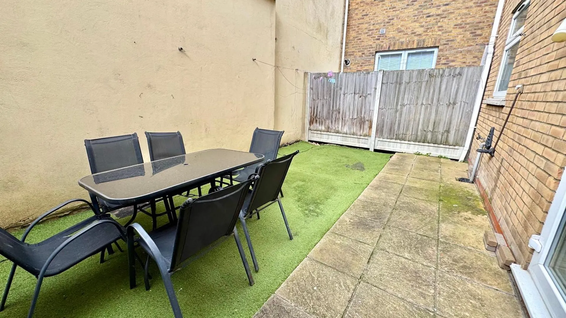 Holiday home 4 Bedrooms House, 3 Bathrooms , Separate Reception, Full Kitchen, Garden, Parking London