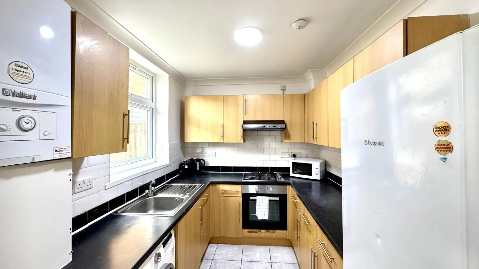 4 Bedrooms House, 3 Bathrooms , Separate Reception, Full Kitchen, Garden, Parking London United Kingdom